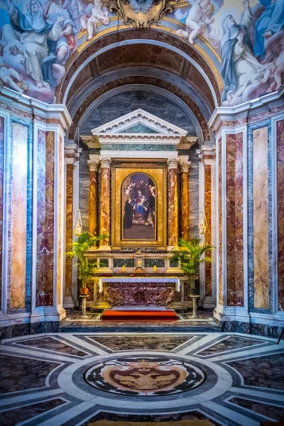 ROMA, ITALIA - 30 DE OCTUBRE: Interior de la Basílica de Santa Sabina en Roma, Italia, 30 de octubre de 2014 . — Foto de Stock