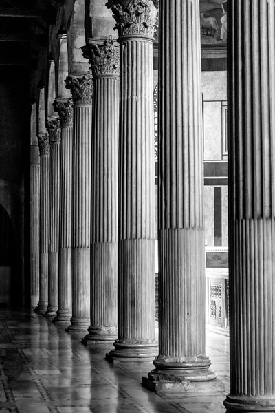 ROMA, ITALIA - 30 OTTOBRE: Interno della Basilica di Santa Sabina a Roma, 30 ottobre 2014 . — Foto Stock