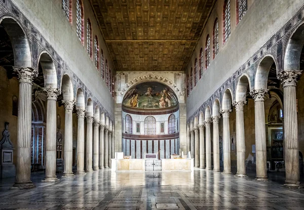 Rom, italien - oktober 30: innenraum der basilika der heiligen sabina in rom, italien am oktober 30, 2014. — Stockfoto