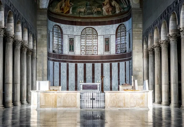 ROME, ITALIE - 30 OCTOBRE : Intérieur de la basilique Sainte-Sabine à Rome, Italie le 30 octobre 2014 . — Photo