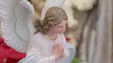 Katolik İsa 'nın doğumu sahnesi. Noel dini kırmızı çiçeklerle dolu bir hayat Dua ve inanç ayrıntıları