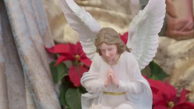 Katolik İsa 'nın doğumu sahnesi. Noel dini kırmızı çiçeklerle dolu bir hayat Dua ve inanç ayrıntıları