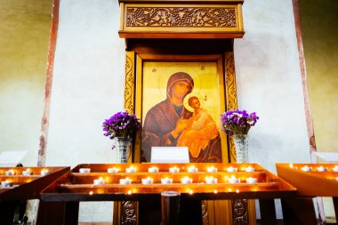 Roma, İtalya - 30 Ekim: Simge bebek İsa ile Meryem Ana içinde Yunan Katolik kilise Santa Maria Cosmedin'deki Roma, İtalya, 30 Ekim 2014 üzerinde gösterir.