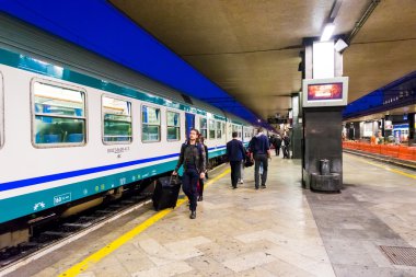 Rome, İtalya - 30 Ekim: Kalabalık ana tren istasyonunun, Termini, Roma, İtalya üzerinde 30 Ekim 2014.