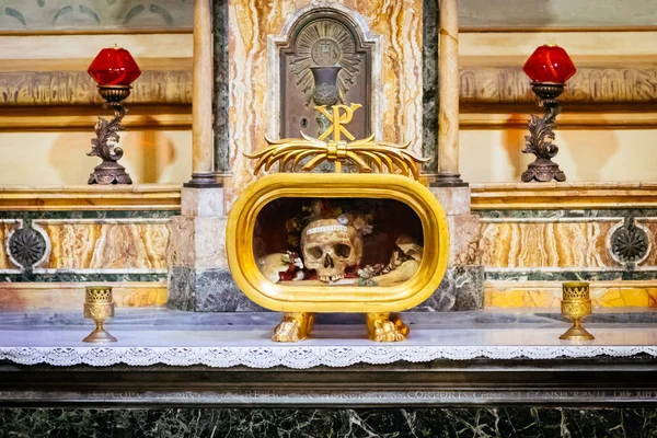 ROMA, ITALIA - 30 DE OCTUBRE: Cráneo de San Valentín se conserva en la Iglesia greco-católica de Santa María en Cosmedin, Roma, Italia, el 30 de octubre de 2014 . — Foto de Stock