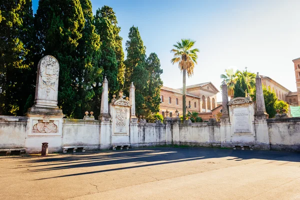 Rome, İtalya - 30 Ekim: Roma, İtalya Aventine Tepesi üzerinde Dominik manastır 30 Ekim 2014 çevreleyen duvarlar. — Stok fotoğraf