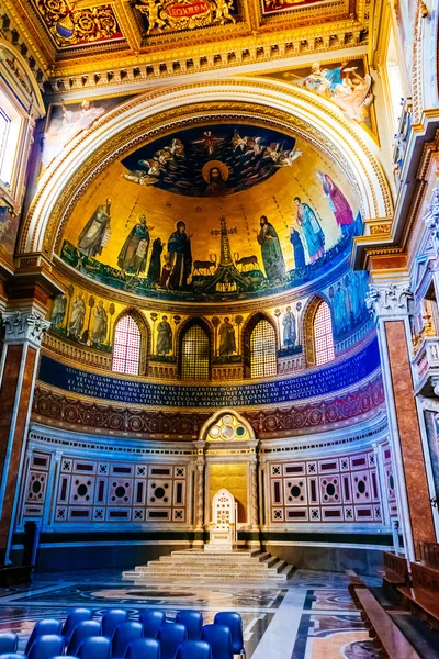 ROMA, ITALIA - 30 DE OCTUBRE: Catedra interior y papal en Archbasilica de San Juan de Letrán en Roma, Italia el 30 de octubre de 2014 . — Foto de Stock