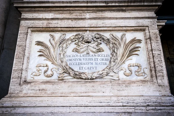 ROMA, ITALIA - 30 DE OCTUBRE: Inscripción a la entrada de la Archbasilica de San Juan de Letrán dice: Santísima Iglesia de Letrán, de todas las iglesias de la ciudad y del mundo, la madre y la cabeza. Roma, Italia en octubre 30, 2014 . — Foto de Stock