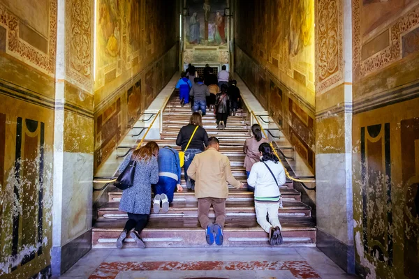 Rom, Italien - 30 oktober: Människor ber på heliga trappor, Scala Santa, i Rom, Italien den 30 oktober 2014. — Stockfoto