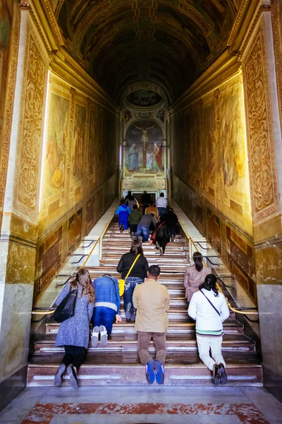 Rom, italien - oktober 30: man betet an der heiligen treppe, scala santa, in rom, italien am oktober 30, 2014. — Stockfoto