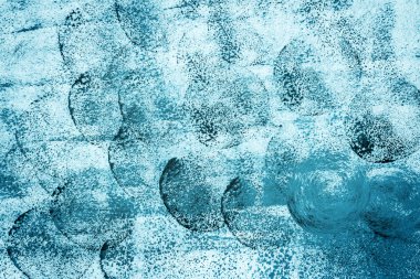 Akrilik boya ile çizilmiş soyut dairesel desenler