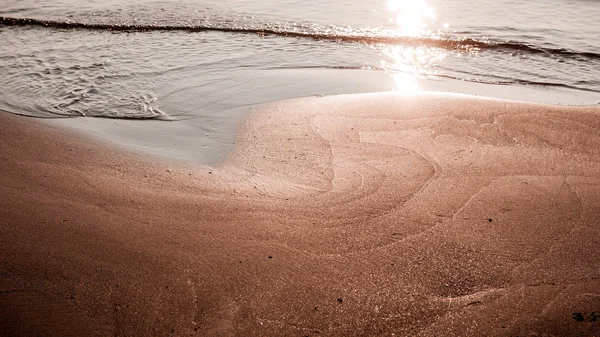 Cálido atardecer en la playa de arena — Foto de Stock