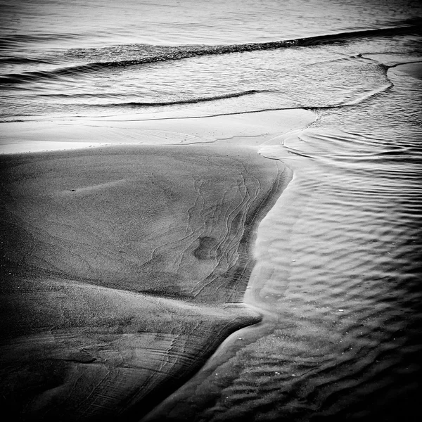 Playa de arena y mar en blanco y negro — Foto de Stock
