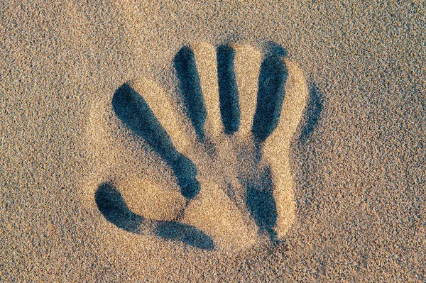 Impressão de mão na areia no dia ensolarado — Fotografia de Stock