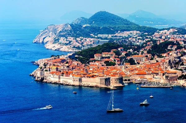 Panorama of Dubrovnik old city with many boats in front — Stock Photo, Image