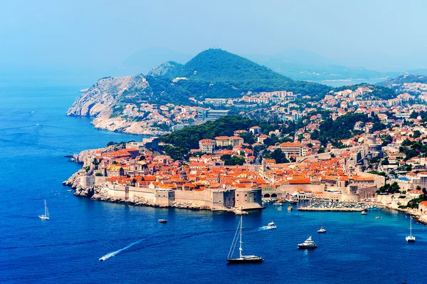 Panorama de la ciudad vieja de Dubrovnik con muchos barcos en frente —  Fotos de Stock
