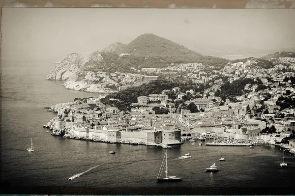 Panorama de Dubrovnik cidade velha com muitos barcos na frente. Velho vintage sepia processamento . — Fotografia de Stock