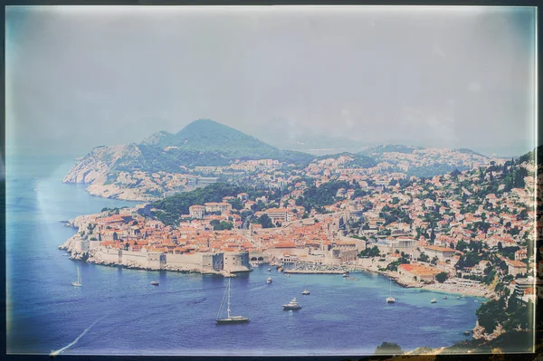 Panorama van de oude stad Dubrovnik met vele boten aan de voorkant. Oude vintage film verwerking. — Stockfoto