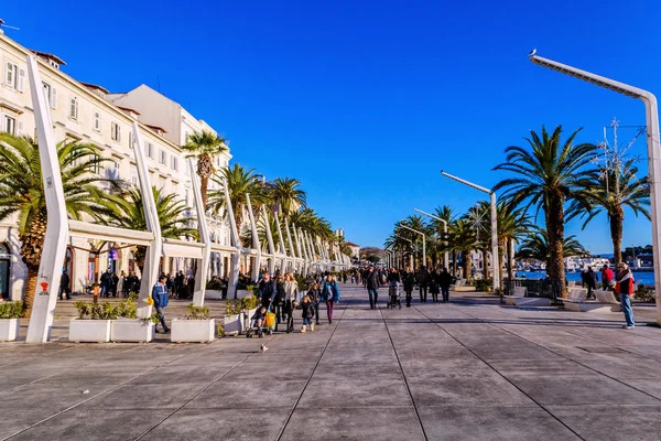 SPLIT, CROATIA - OCTOBER 1: Turists and residents walking along the sea side in historical part of Split, in Croatia on January 1, 2012. — Stock Photo, Image