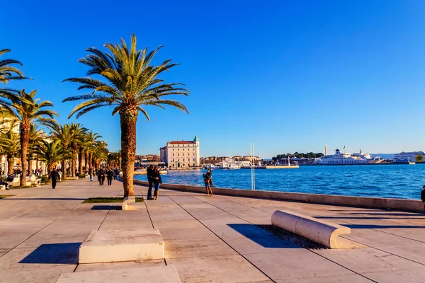 SPLIT, CROACIA - 1 DE OCTUBRE: Turistas y residentes caminando a lo largo del lado del mar en la parte histórica de Split, en Croacia el 1 de enero de 2012 . — Foto de Stock