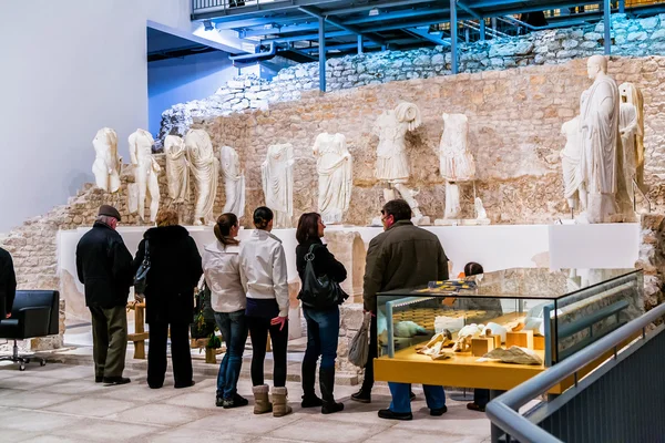 VID, CROACIA - 27 DE ENERO: La gente visita el museo que fue construido en el sitio del antiguo templo romano en la antigua ciudad de Narona en Vid, Croacia, el 27 de enero de 2012 . — Foto de Stock