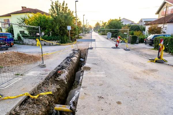 METKOVIC, CROAZIA - 3 NOVEMBRE: Costruzioni stradali a Metkovic, Croazia, il 3 novembre 2011 . — Foto Stock