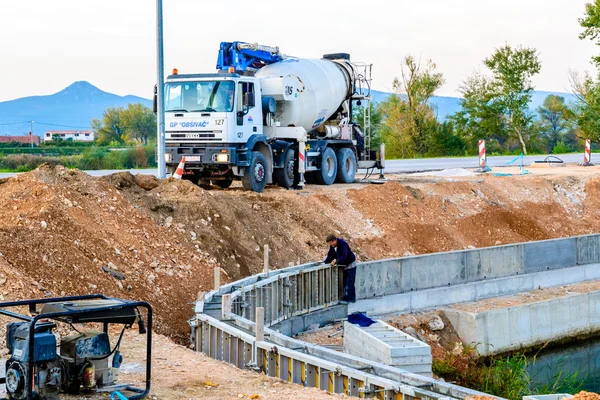 METKOVIC, CROÁCIA - NOVEMBRO 3: Construção de estradas em Metkovic, Croácia, em 3 de novembro de 2011 . — Fotografia de Stock