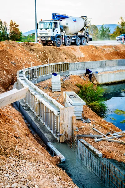 METKOVIC, CROATIA - NOVEMBER 3: Road constructions in Metkovic, Croatia, on November 3, 2011. — Stock Photo, Image