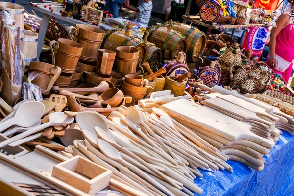 METKOVIC, CROATIA - JULHO 20: Acessórios para uso doméstico à venda na feira em Metkovic, Croácia, em 20 de julho de 2011 . — Fotografia de Stock