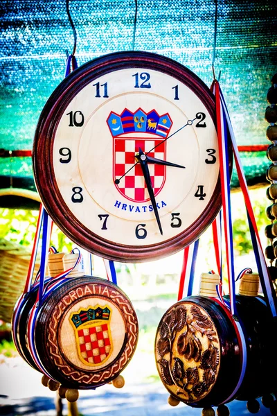 METKOVIC, CROATIA - JULY 20: Souvenirs with Croatian simbols on sale at the fair in Metkovic, Croatia on July 20, 2011. — Stockfoto