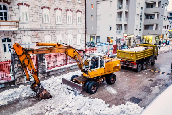 METKOVIC, CROÁCIA - FEVEREIRO 10: Escavadeira limpa as ruas de grandes quantidades de neve em Metkovic, Croácia, em 10 de fevereiro de 2012 . — Fotografia de Stock