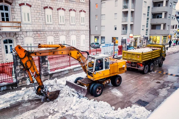 METKOVIC, CROATIA - FEBRUARY 10: Excavator cleans the streets of large amounts of snow in Metkovic, Croatia on February 10, 2012. — Stock Photo, Image