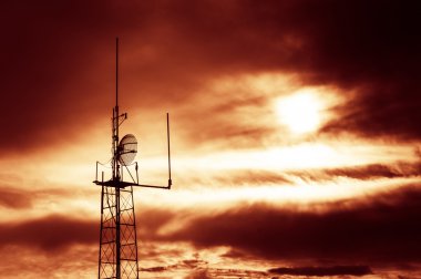 Televizyon ve radyo anten pilon bulut ile kadeh siluet