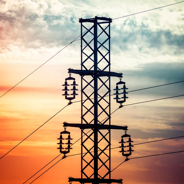 Силуэт снимка электрических столбов с облачным небом — стоковое фото