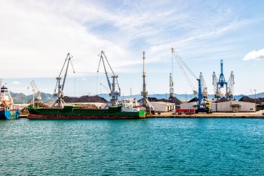 Ploce, Hırvatistan - 6 Ağustos 2014: Bağlantı noktası bağlantı noktası Ploce, en büyük deniz limanı Güney Hırvatistan altyapısında.