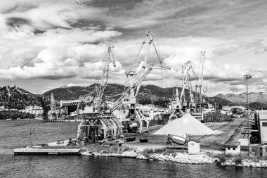 Ploce, Hırvatistan - 6 Ağustos 2014: Toplu kargo ile bağlantı noktası bağlantı noktası Ploce, en büyük deniz limanı Güney Hırvatistan altyapısında.