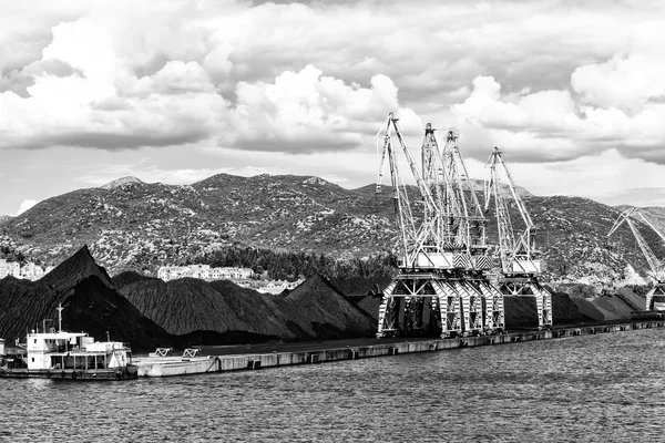 Ploce, Chorwacja - 6 sierpnia 2014: Ładunków masowych z infrastruktury portowej w portu Ploce, największy port morski w południowej Chorwacji. — Zdjęcie stockowe