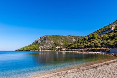 güzel masmavi mavi Akdeniz sahil Hırvatistan yeşil ağaçları ile çevrili