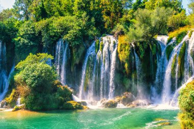 Bosna-Hersek 'teki Trebizat Nehri üzerindeki Kravice şelalesi