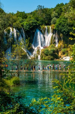 Ljubuski, Bosna Hersek - 10 Ağustos 2014: Birçok turist Ljubuski Bosna ve Hersek'teki yakınındaki Trebizat Nehri üzerinde Kravice şelaleler ziyaret.