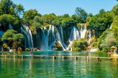 Ljubuski, Bosna Hersek - 10 Ağustos 2014: Birçok turist Ljubuski Bosna ve Hersek'teki yakınındaki Trebizat Nehri üzerinde Kravice şelaleler ziyaret.