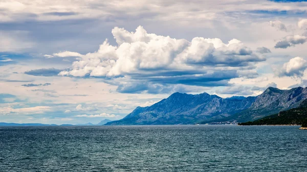 Clouds over the hills by the Adriatic sea in Croatia in summer — Stock Photo, Image