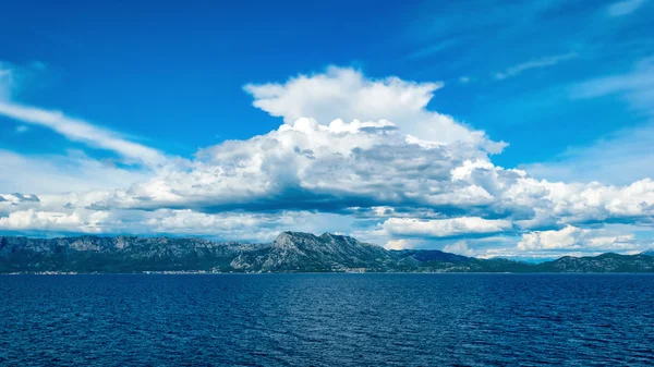 Nubes sobre las colinas junto al mar Adriático en Croacia en verano — Foto de Stock