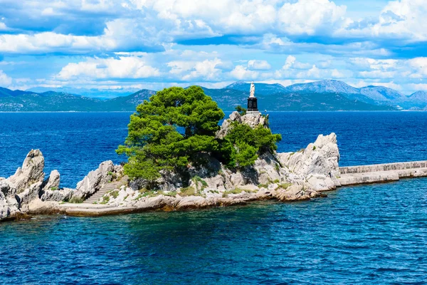 Entrando in traghetto in una piccola città Trpanj nella Dalmazia meridionale in Croazia — Foto Stock