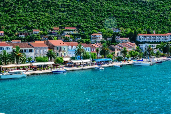 Vista desde el ferry en una pequeña ciudad Trpanj en el sur de Dalmacia en Croacia — Foto de Stock