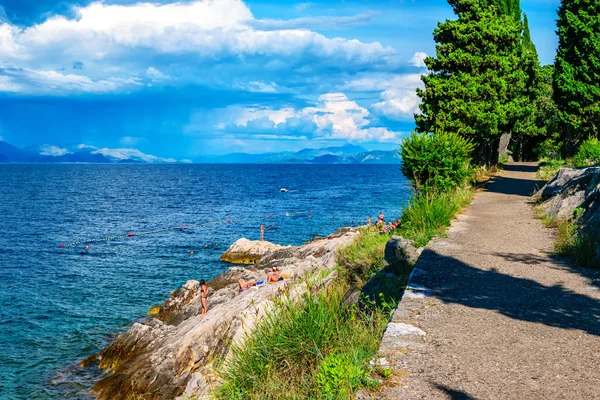 TRPANJ, CROATIA - AUGUST 6, 2014: People swimming and sunbathing on the rocks in southern Croatia. — Stock Photo, Image