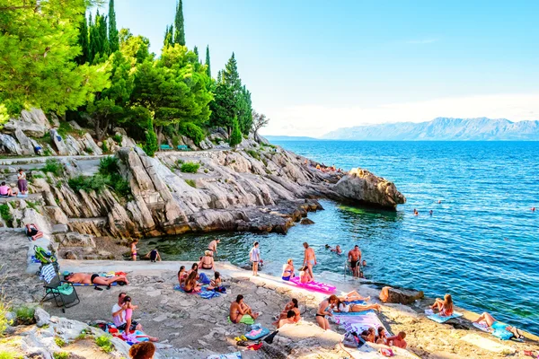 Trpanj, Kroatië - 6 augustus 2014: Mensen zwemmen en zonnebaden op de rotsen in het zuiden van Kroatië. — Stockfoto