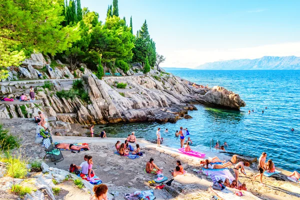 TRPANJ, CROATIA - AGOSTO 6, 2014: Pessoas nadando e tomando sol nas rochas no sul da Croácia . — Fotografia de Stock