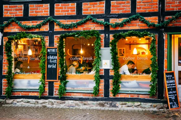 Exteriör fönster och fasad av coffee shop där människor resten och umgås under julen i Sverige — Stockfoto