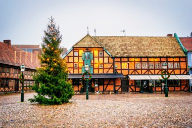 Malmö, İsveç - 31 Aralık 2014: Eski şehir merkezi ile eski evleri ve Noel sezonu binalarda Malmo İsveç'te